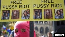Демонстрація на підтримку Pussy Riot в Парижі, 17 серпня 2012 року
