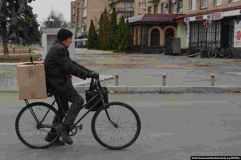 Російська армія постійно обстрілює місто і ремонтним бригадам, кажуть вони, все тяжче повертати електроенергію і газ в місто. Коли я писав текст до цих фото, в АТ &laquo;Донецькоблгаз&raquo;&nbsp;повідомили, що в&nbsp;Покровську з 12 грудня призупиняється розподіл природного газу через загострення безпекової ситуації й неможливість усувати наслідки обстрілів.&nbsp; &laquo;Впродовж останніх місяців фахівці АТ &laquo;Донецькоблгаз&raquo;, незважаючи на обстріли, робили все можливе, щоб жителі Покровська отримували природний газ та могли користуватися його благами. Нині через значні пошкодження газопроводів та постійні ворожі атаки ліквідація наслідків бойових дій на системі газорозподілу та відновлення газопостачання абонентам неможливі&raquo;, &ndash; повідомляють в облгазі