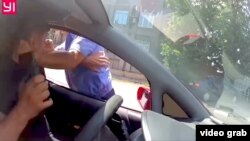 Айдоочуга кол көтөргөн милиционердин иши тергелүүдө