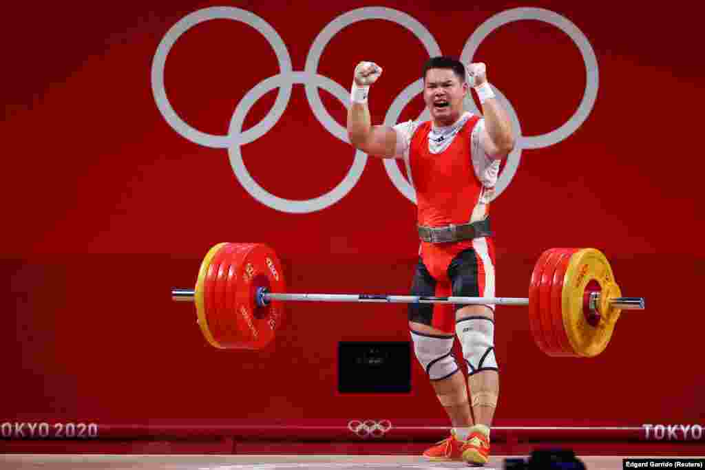 Штанганы жулкуп көтөрүүдө Расулбеков 200 килону, экинчи аракетинде 208 килону көтөрдү.