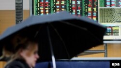 Перехожі поблизу головного входу Лондонської біржи, 30 вересня 2008 р.