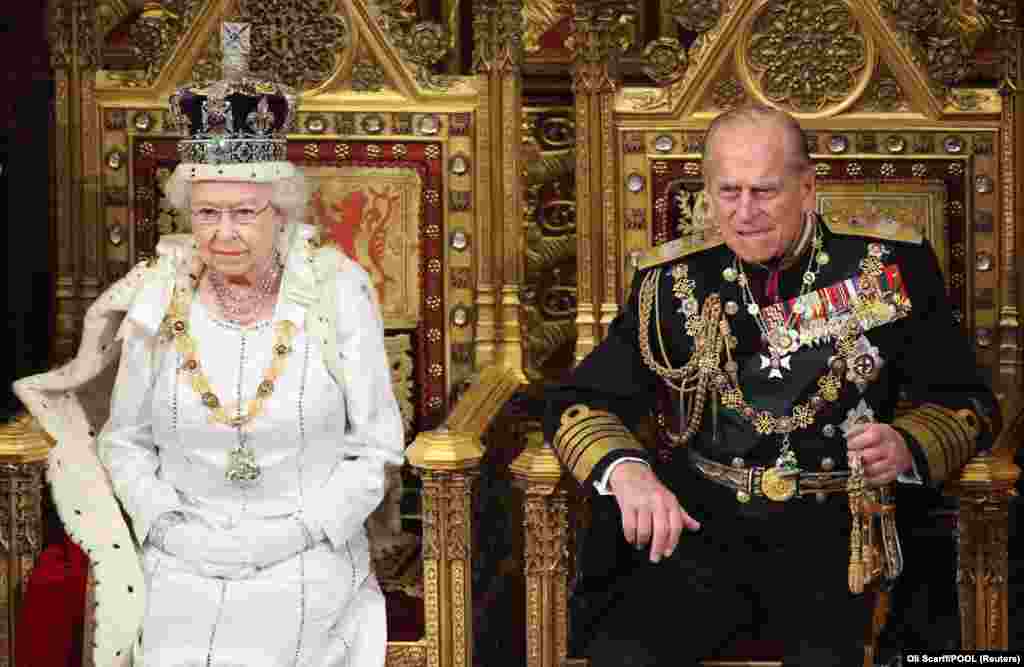 Erzsébet brit királynő várja, hogy felolvashassa beszédét a brit törvényhozás felsőházában, 2012-ben. Mellette Fülöp herceg