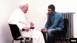 Папа Римський Іван Павло Другий пробачив свого нападника 27 грудня 1983 року у римській тюрмі «Реджіна челі»