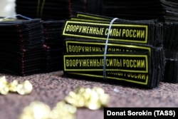 Видача обмундирування в обласному збірному пункті перед відправленням призовників для проходження служби у військових частинах РФ. Росія, Свердловськ область, листопад 2022 року