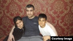 Аброр Хидиров вместо с детьми, 9 апреля 2019 года. 