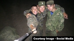 Селфи российских военных (по версии украинских волонтеров) в Донбассе - теперь и с помощью модных аксессуаров