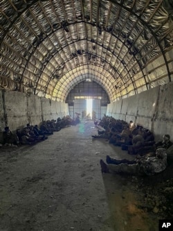 Понад 100 російських військовополонених, захоплених спецпідрозділом СБУ під час бойової операції. Курщина, Росія, 14 серпня 2024 року