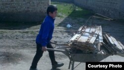 Темир-тезек ташып бараткан окуучу.