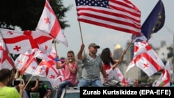 Автомобильное шествие началось с площади Республики. Его участники, сигналя, проехали оттуда к зданию МВД