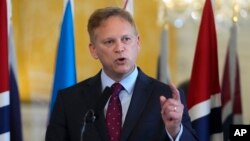 Ministrul britanic al Apărării, Grant Shapps, spune că serviciile de informații militare britanice și americane au informații despre posibile furnizări de arme din China către Rusia.