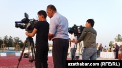 Съемочная группа государственного телевидения Туркменистана (Иллюстративное фото)  