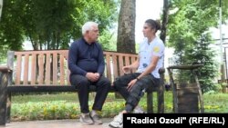 Журналист Радио Озоди Нарзулло Латипов беседует с Гульсумби Шариповой