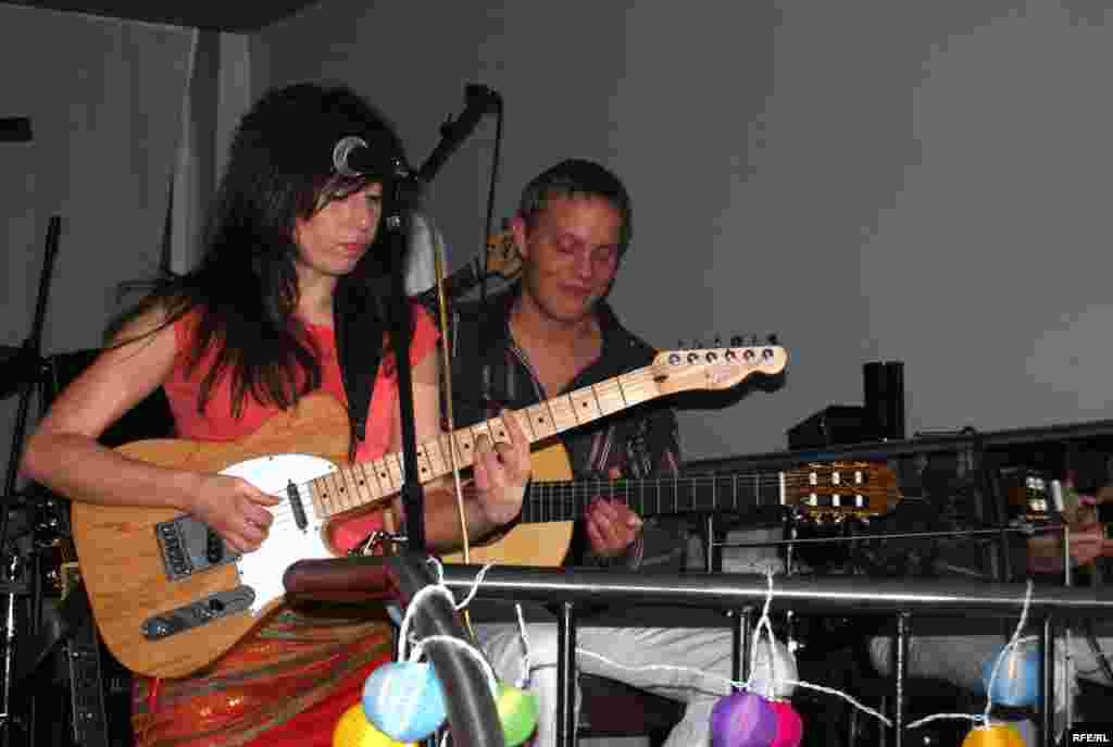 صفورا رفته تو گیتار