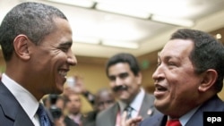 Америка өлкөлөрүнүн саммитинин башталышында Барак Обама Венсуэланын президенти Уго Чавес менен кол алышты.