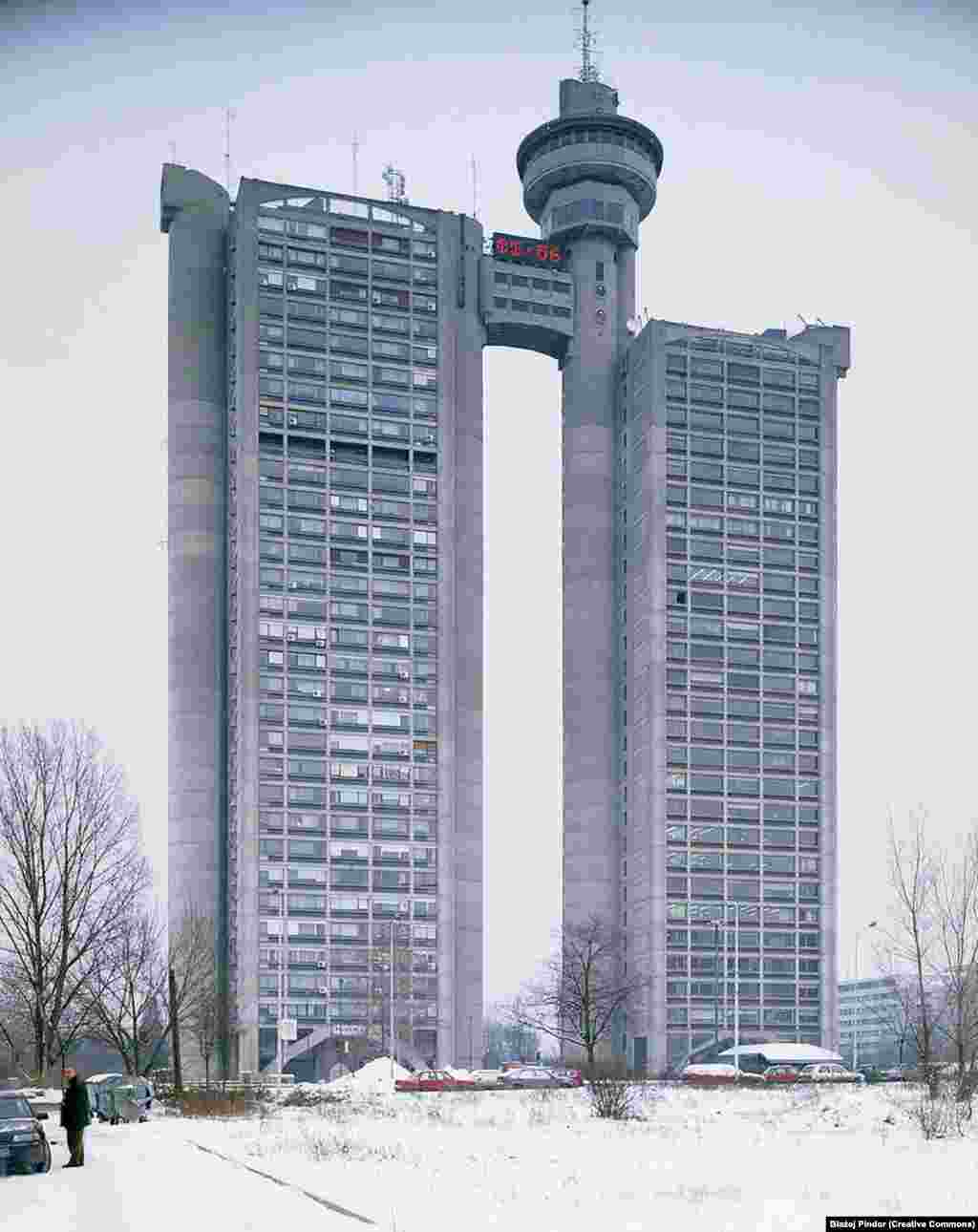 Кулата Генекс на периферијата на Белград.Овој стил на архитектура, со својот типичен изложен бетон, беше популарен во 1950-тите и 1960-тите во Југославија.