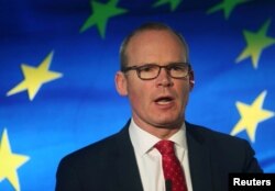 Ministrul irlandez de externe, Simon Coveney susține că insistența Londrei de a rediscuta protocolul Brexit în privința Irlandei ar putea bloca întregul acord cu Uniunea Europeană. Aici, la 24 ianuarie 2020, la o întrunire electorală, la Dublin.