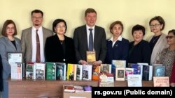 Россия подарила 600 книг кыргызским университетам. 17 апреля 2025