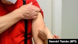 Oltás egy székesfehérvári háziorvos a rendelőjében 2021. március 17-én.