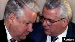 Архівне фото: президент України Леонід Кравчук (п) і президент Росії Борис Єльцин