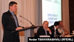 Сейчас Саал делится своим опытом с несколькими десятками своих соотечественников – они приехали в Тбилиси на специальную информационную конференцию по сельскому хозяйству