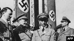 آدولف هیتلر (چپ) در کنار تعدادی از افسران نازی