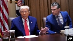 دونالد ترامپ (چپ) در کنار پیت هگست، وزیر دفاع- عکس آرشیوی