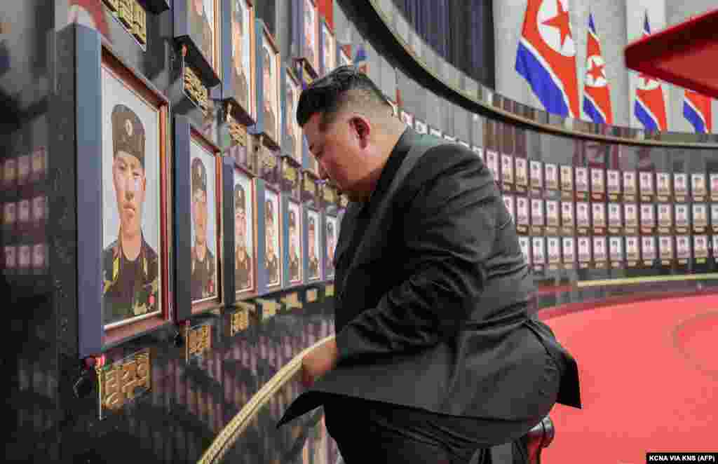 Лідер Північної Кореї Кім Чен Ин біля меморіальної стіни в Пхеньяні із портретами солдатів, які загинули в боях у Курській області Росії. Фотографію опублікували в серпні.На цій стіні – 101 портрет. Водночас Південна Корея, посилаючись на дані розвідки, заявила, що в боях на Курщині загинули близько двох тисяч північнокорейських солдатів