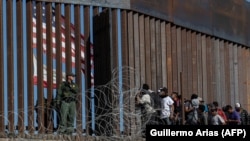 Disa migrantë afër kufirit të SHBA-së.