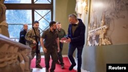 Înainte de a merge la Moscova, cancelarul Austriei, Karl Nehammer, s-a întâlnit, sâmbăta, la Kiev, cu președintele Ucrainei, Volodimir Zelenski. Austria este una din țările dependente de gazul importat din Rusia.