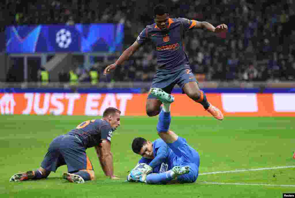 Матчтың алғашқы 20 минутында "Интер" "Қайратты" қыспаққа алып, айып алаңында бірнеше қауіпті соққы жасаған. Бірақ "Қайрат" қақпашысы Темірлан Анарбеков пен қорғаушылар қақпаны голдан сақтап қалды.