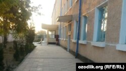 Здание школы-интерната №5 в Турткульском районе Каракалпакстана. 