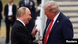 Очільник Росії Путін каже перші слова президенту США Трампу після того як дійшов до нього від трапа літака по червоній килимовій доріжці. Анкоридж, Аляска. 15 серпня 2025 року