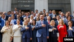 Народні депутати України під час фотографування на згадку про роботу у Верховній Раді VIII скликання. Київ, 11 липня 2019 року 