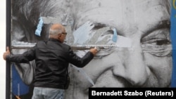 Un afiș electoral, înfățisându-l pe George Soros, unul dintre criticii regimului Orban