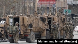 Солдати НАТО поблизу атакованого храму в Кабулі, 25 березня 2020 року