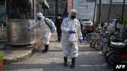 В разі погіршення самопочуття українцям радять мінімізувати контакти з іншими людьми, звернутися до найближчого медичного закладу, а в разі госпіталізації – одразу повідомити посольство гарячою лінією