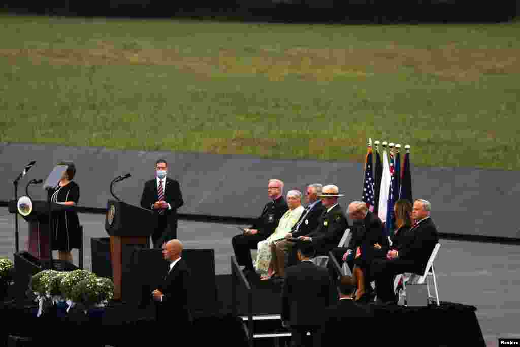 Президент США Дональд Трамп слухає мелодію дзвону під час читання імен жертв біля &laquo;Національного меморіалу рейсу 93&raquo; під час церемонії в пам&#39;ять про загиблих 11 вересня 2001 року, коли викрадений літак рейсу 93 United Airlines врізався у відкрите поле поблизу міста Шанксвілл, штат Пенсильванія