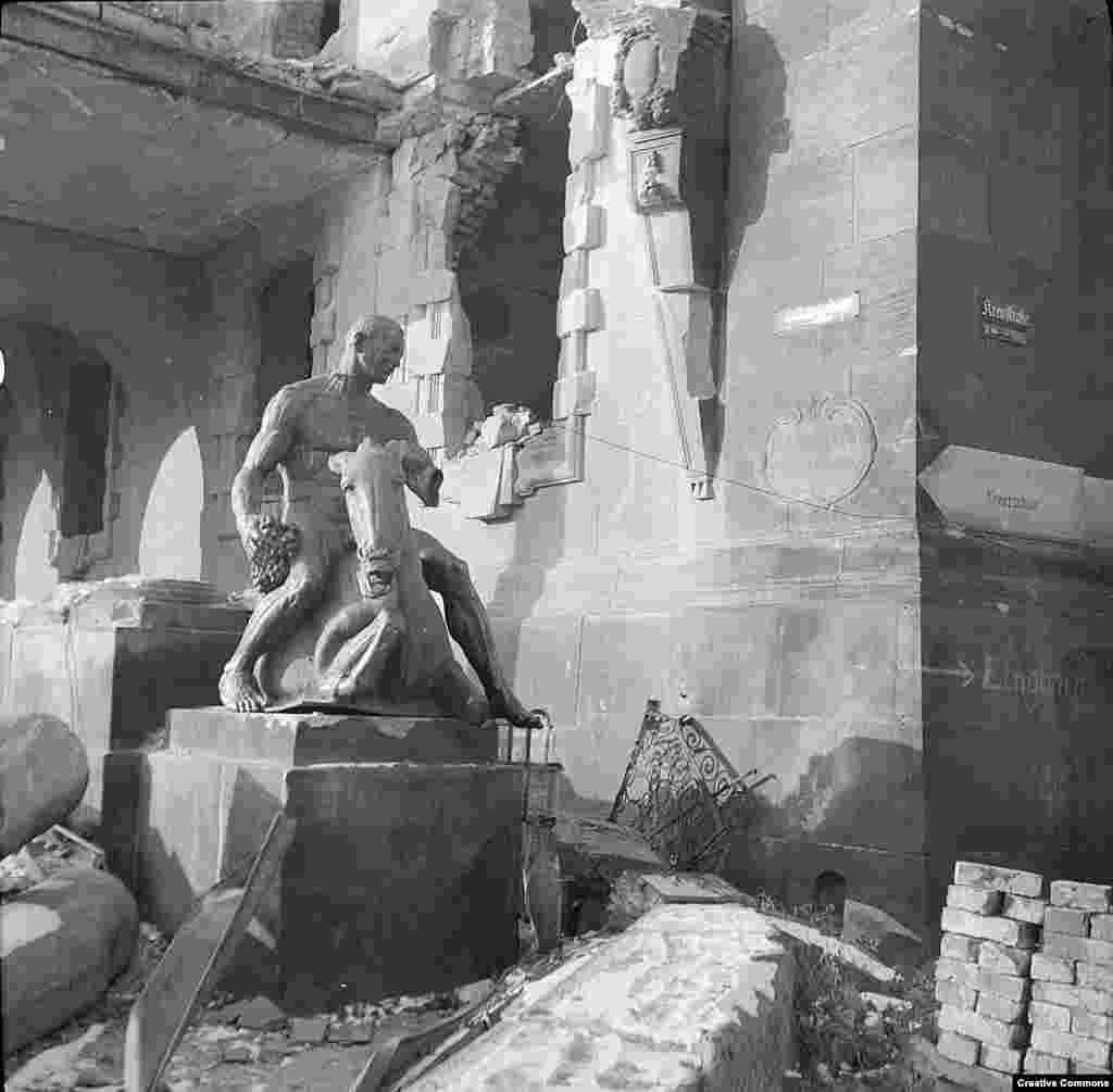 Multe dintre bijuteriile arhitectonice ale Dresdei au fost reconstituite folosind fotografii istorice sau bucăți din zidăria originară ca model.&nbsp;