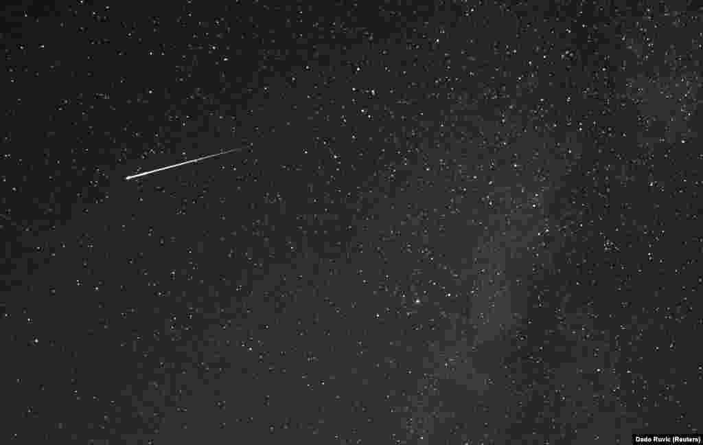 Un meteor, observat deasupra muntelui Tvrtkovac, în timpul ploii de meteoriți Perseid, văzută din Zenica, Bosnia și Herțegovina, la data de 8 august 2021.