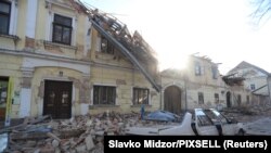 A horvátországi Petrinja egyik utcája a földrengés után 2020. december 29-én