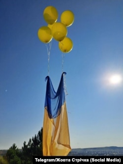 Підняття українського прапора на повітряних кулях на горі Шаан-Кая поблизу Алупки. Одна з акцій активістів руху «Жовта Стрічка»