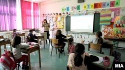 Nxënësit në një shkollë fillore. Fotografi nga arkivi. 