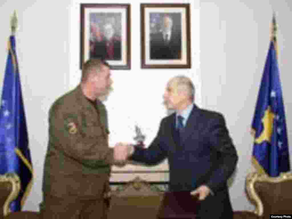 Presidenti Fatmir Sejdiu dekreton gjenerallejtënant Sylejman Selimin komandant të FSK-së, 20 dhjetor 2008. - Kosovo - Fatmir Sejdiu, president of Republic of Kosovo and Sulejman Selimi (Suljejman Seljimi), new commandant of Security Forces of Kosovo, 20Dec2008 