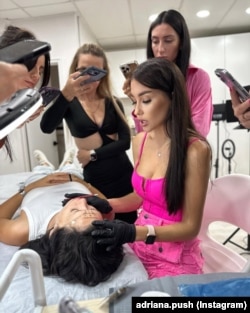 Андріана працює у б’юті-сфері