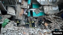 Армія РФ регулярно завдає ударів по українському прикордонню. На фото: наслідки влучання російського дрону у житловий будинок у Глухові, Сумська область, 19 листопада 2024 року