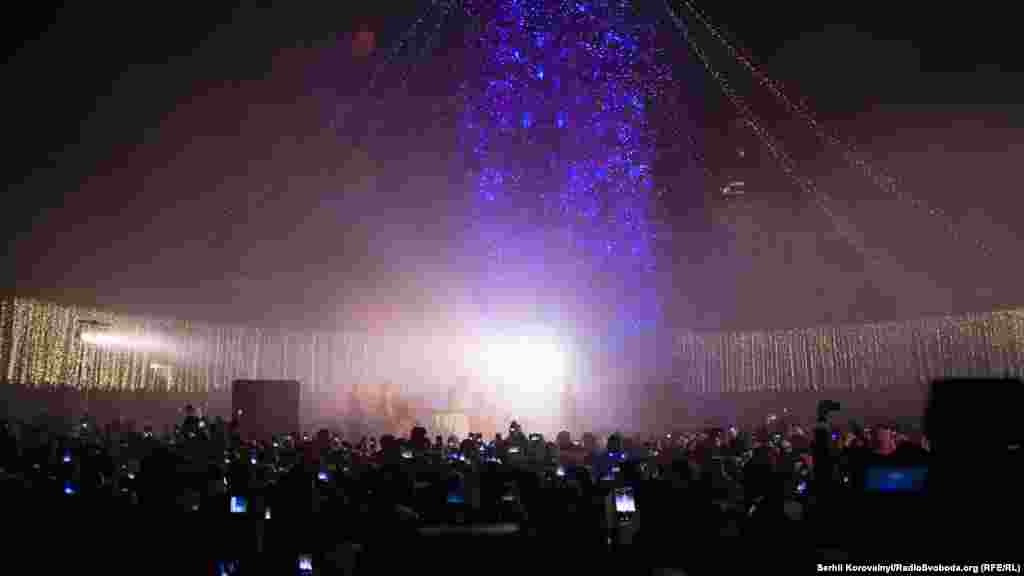 Головна ялинка країни засяяла тисячами вогників о 19:00 19 грудня, на день Святого Миколая&nbsp;