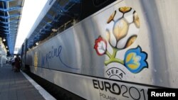 Hyundai Rotem компаниясында жасалып, капталына Евро-2012нин эмблемасы тартылган поезд Киевдин темир жол вокзалында. 28-май 2012