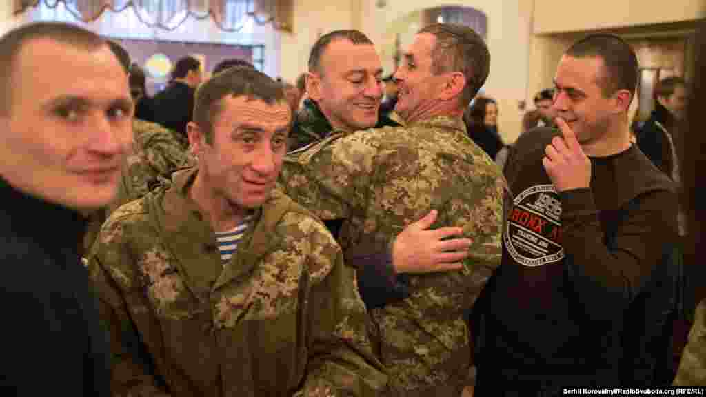 Бійці вітаються один з одним. Вони прийшли до Будинку офіцерів, щоби віддати шану загиблим побратимам