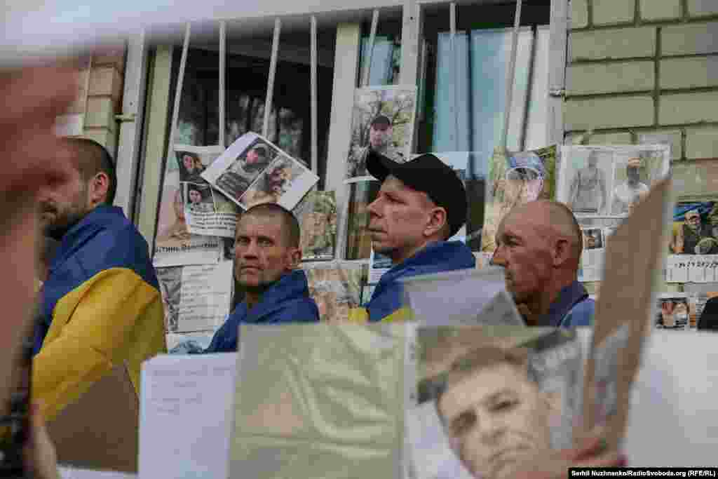 Україна й Росія 9 червня почали обмін військовополоненими. Як повідомив Координаційний штаб з питань поводження з військовополоненими, до України повернулася перша група звільнених військовослужбовців віком до 25 років