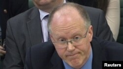 Відеокадр: Джон Ентвістл відповідає на питання британських парламентарів, 23 жовтня 2012 року